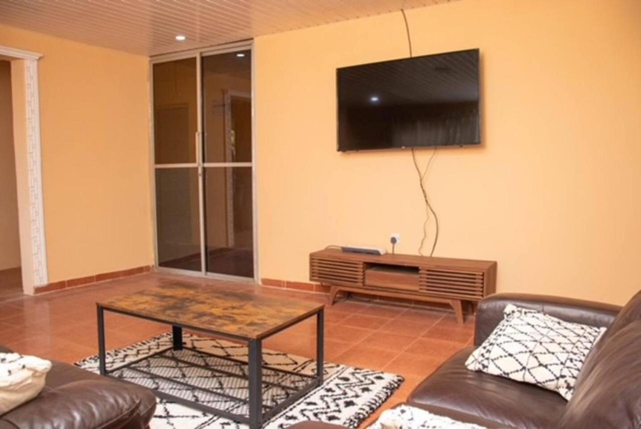 Fully Air-Con 3Bed Villa-Wifi -Hot Water -Cable Tv فريتاون المظهر الخارجي الصورة