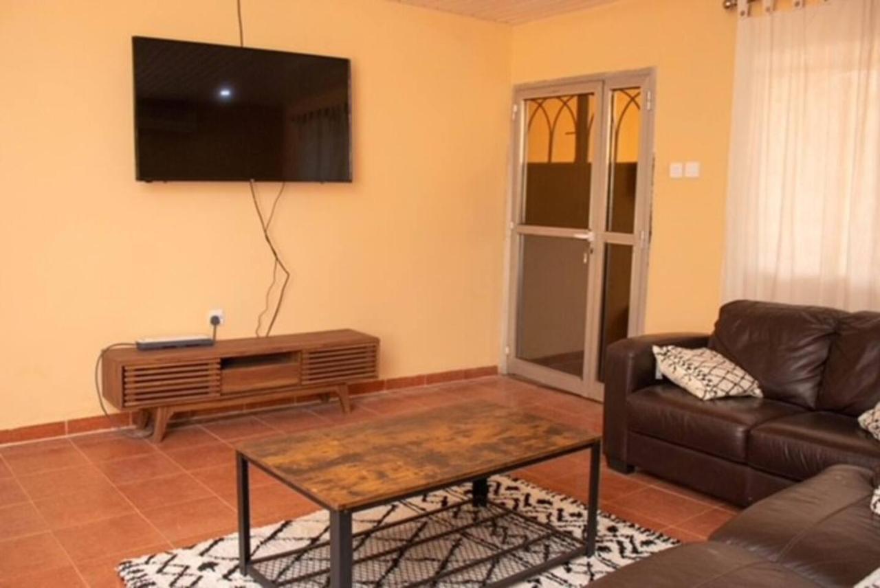 Fully Air-Con 3Bed Villa-Wifi -Hot Water -Cable Tv فريتاون المظهر الخارجي الصورة